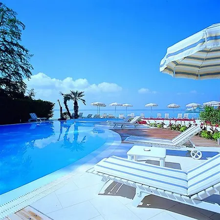 فندق Continental Wellness & سيرمِيوني